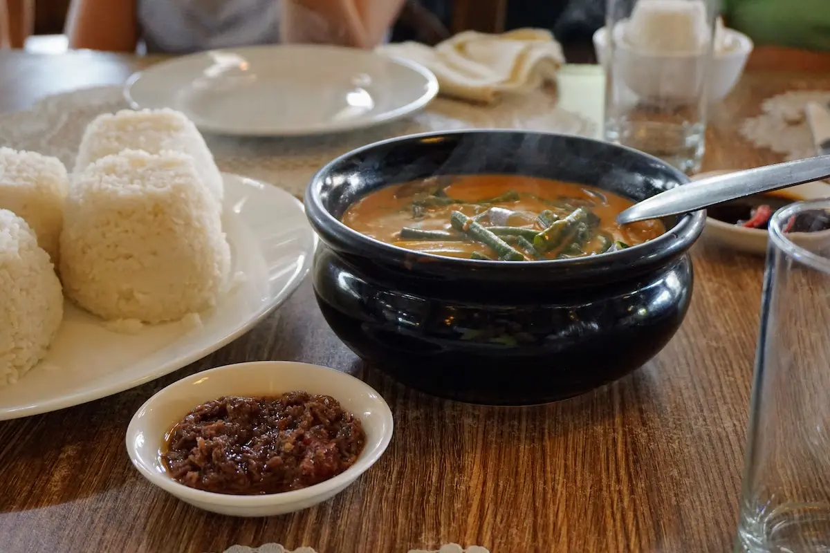 Kare-kare sa palayok at bagoong alamang