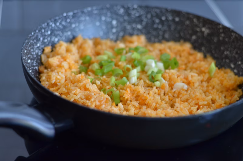 Fried rice na may toyo at green onions