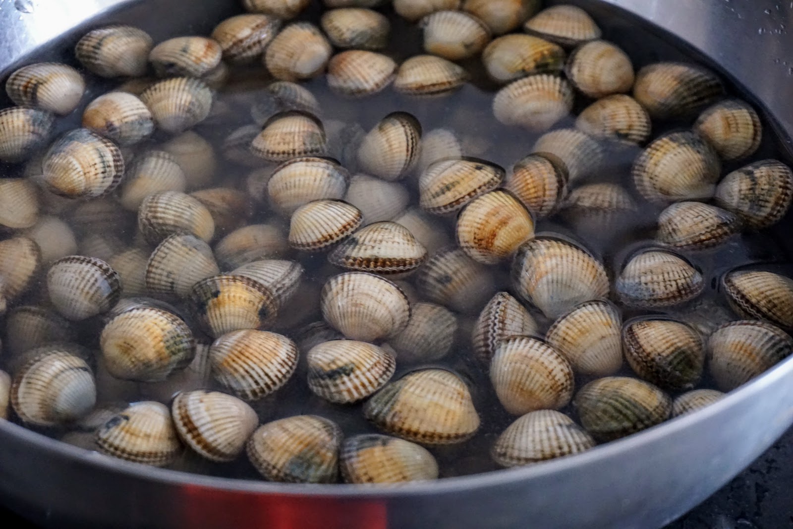 Clams soaked in water to eliminate sands