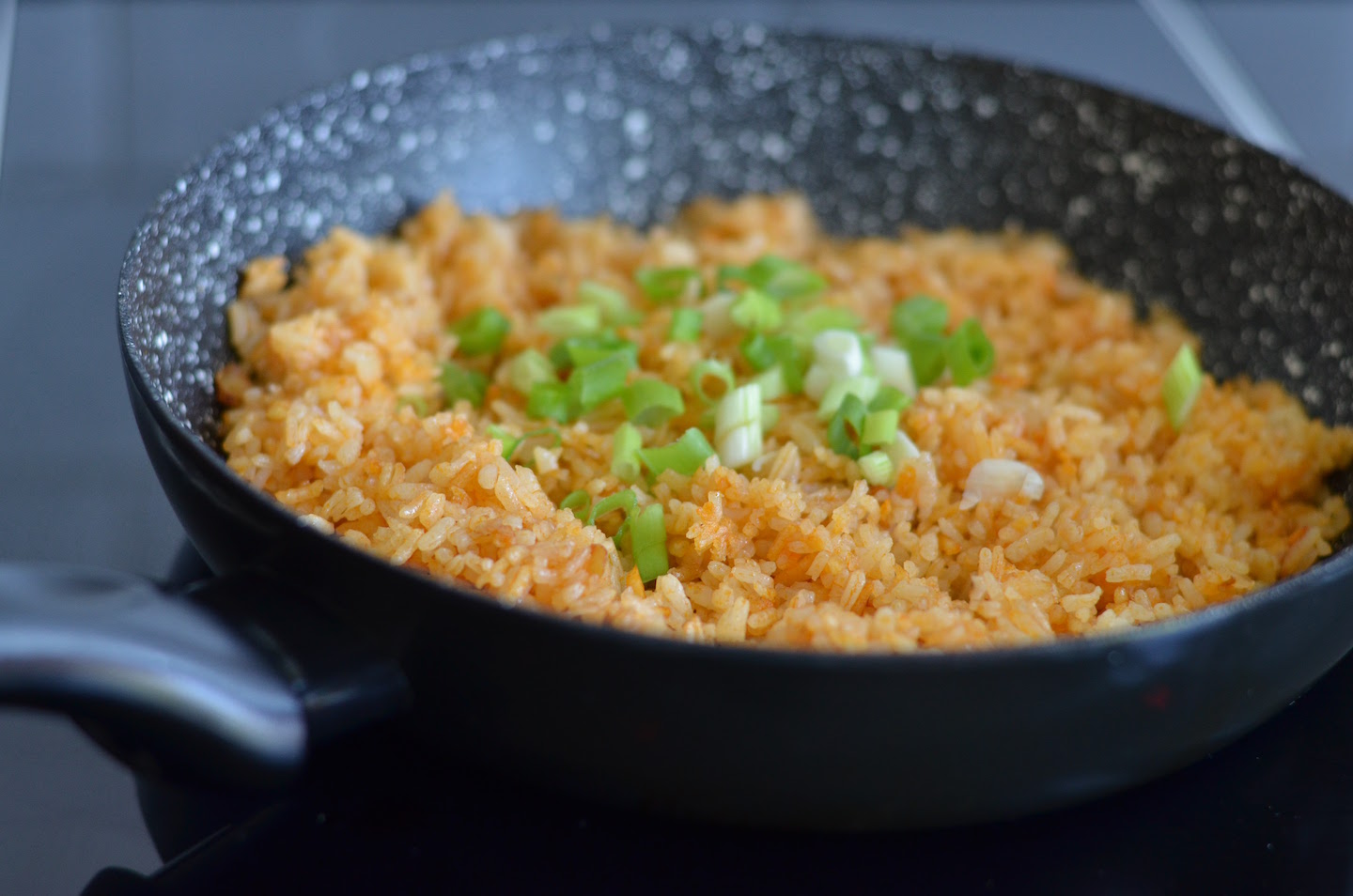Fried rice na may toyo at green onions