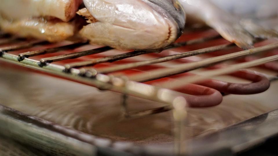 Home grill na may tubig sa ilalim