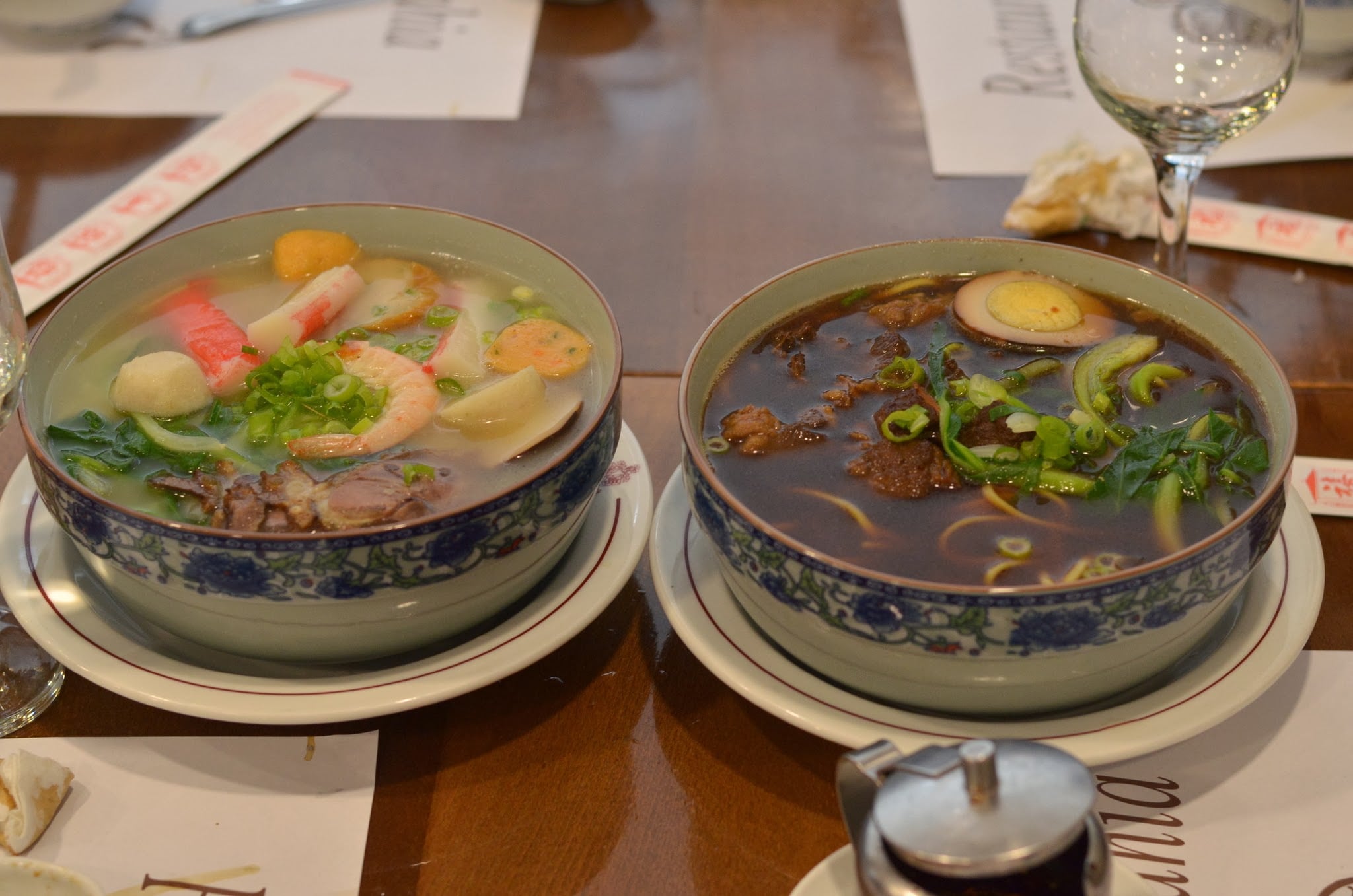 Noodle soup na parehong napakasarap: seafoods at beef