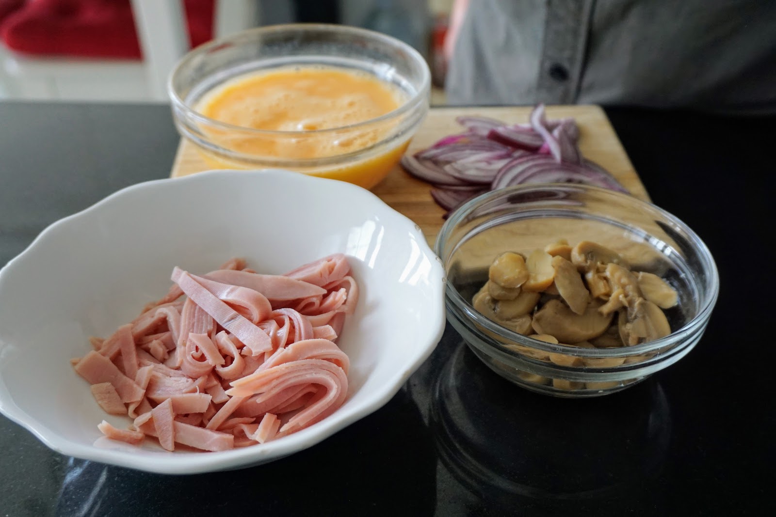 Todos los ingredientes para tortilla de bacon y champiñón receta