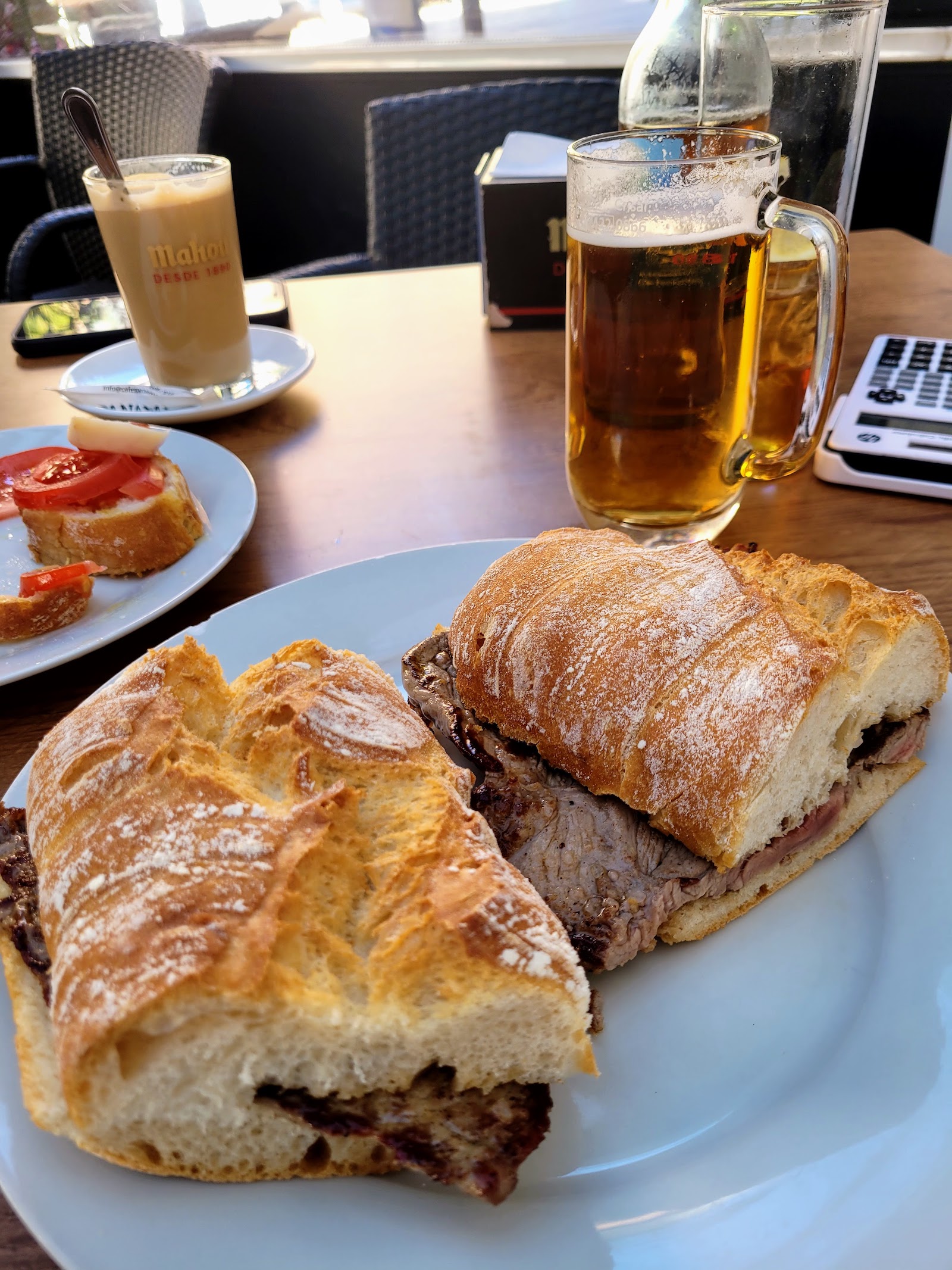 Pepito de ternera served with beer