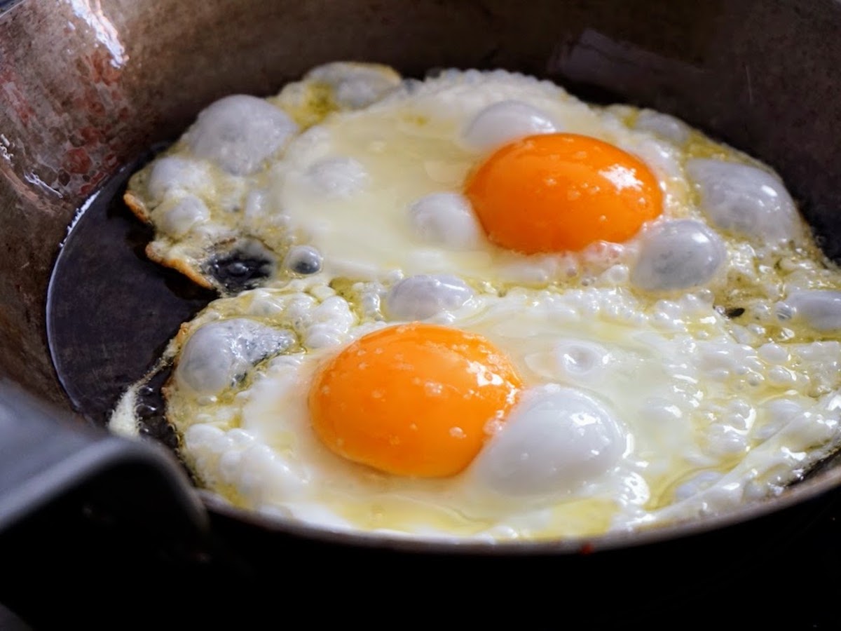 Frying sunny-side up eggs