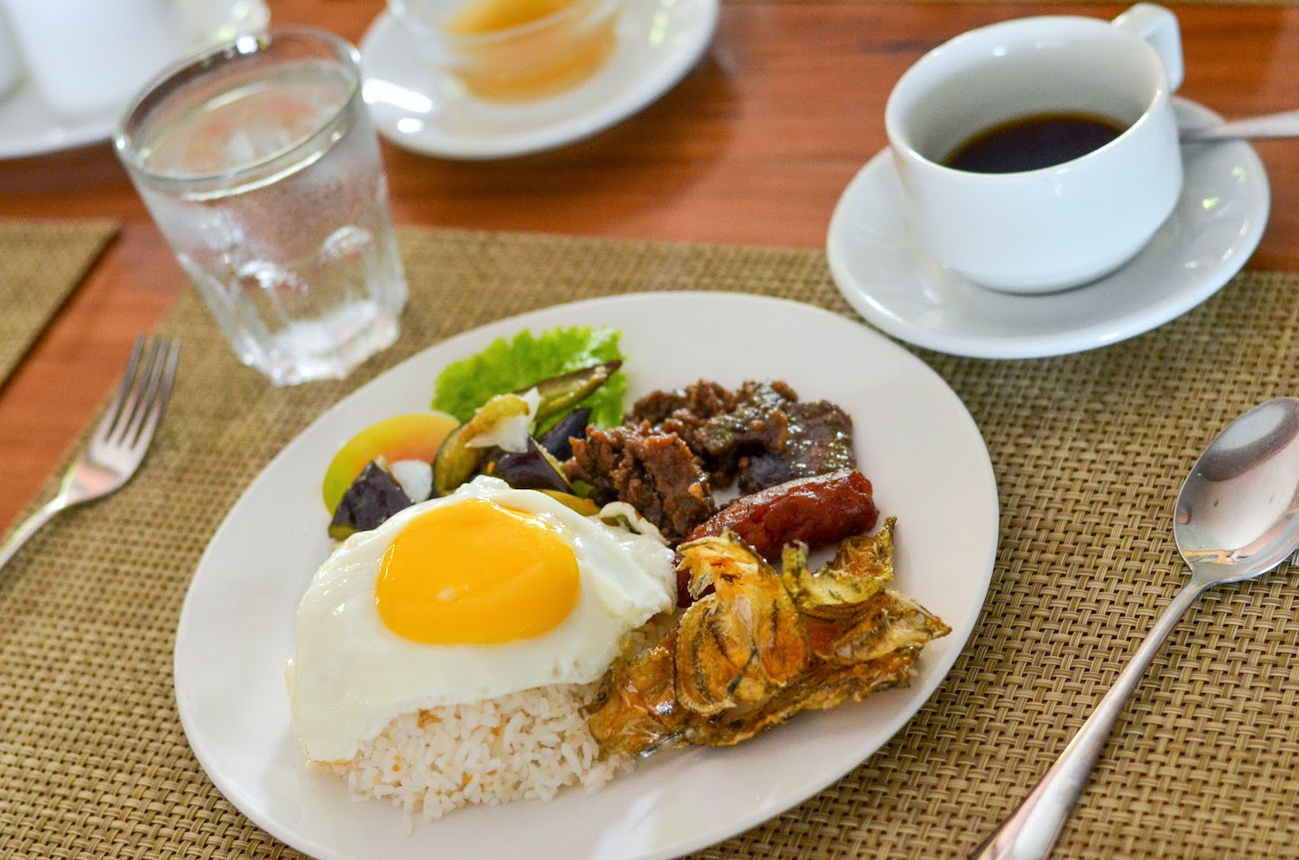 Tapsi Espesyal sa Balai Isabel: Tapa, longganisa, danggit, ensaladang talong, itlog at kapeng barako